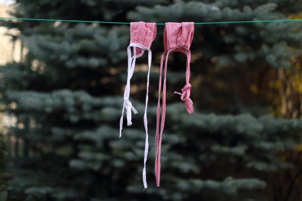 清洗干净的布质面膜挂在户外的露天晾干图片下载