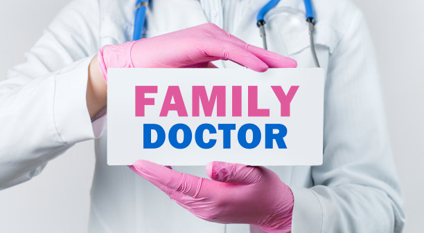 裁剪的观点女医生在白色大衣和粉红色无菌手套拿着一张卡片与字-家庭医生图片下载