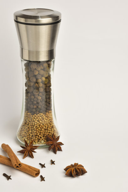 磨胡椒用不同种类的辣椒分层，还有八角和桂皮。右边是一个题字的地方图片下载