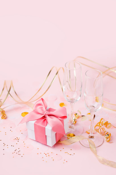 礼品或礼品盒在粉红色的桌子上俯视图。平铺作文为生日，母亲节，黑色星期五销售，圣诞节，圣诞节，婚礼，情人节，新年，横幅图片下载