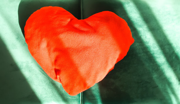 心形小装饰枕头上柔软的绿色绒毛图片下载