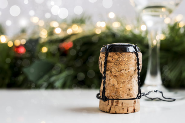 香槟软木塞在节日餐桌的背景下。图片下载