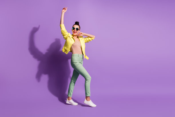 年轻迷人的全身照片正面微笑的女孩穿休闲装去散步快乐的微笑享受孤立在紫色的背景图片下载
