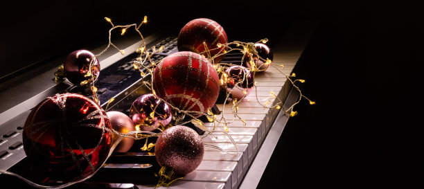 钢琴和美丽的圣诞装饰，特写图片下载