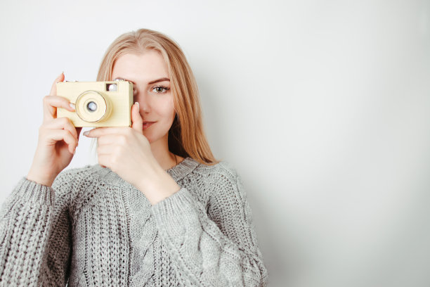 用复古胶片相机拍照的女人图片下载