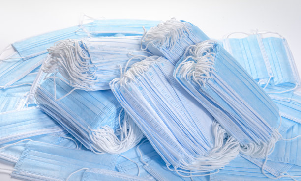 许多医用一次性蓝色口罩用于预防新型冠状病毒感染图片下载