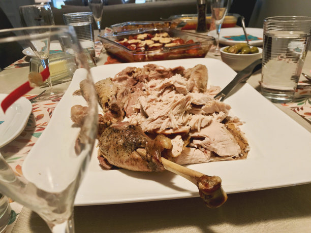 在只涉及直系亲属的COVID - 19大流行期间，简易感恩节晚餐图片下载