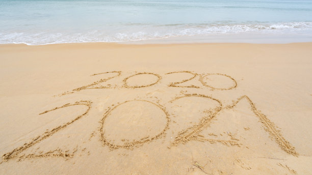 即将到来的2021年的照片文字和离开的2020年的字母文字与海浪和白色的海泡沫数字在海滩上的2021年海浪撞击沙滩图片下载