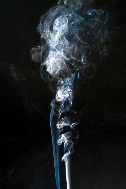 黑色背景的烟雾。雾纹理图片下载