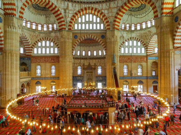 一个大清真寺的内部视图图片下载