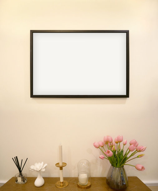 画框模型在客厅的淡黄色墙上。图片下载