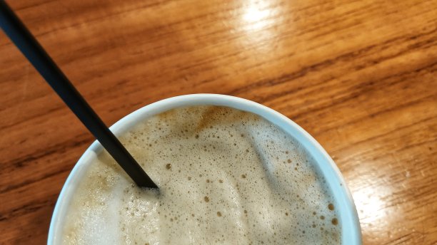 桌上有一杯咖啡图片下载