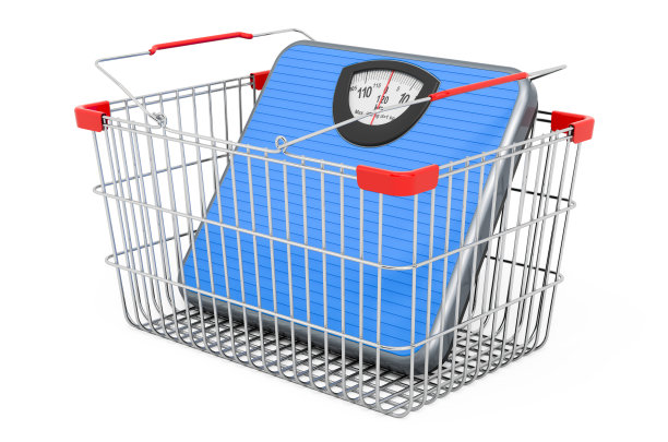 购物篮内浴室秤，白色背景上独立的3D渲染图片下载