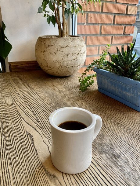 木桌上放着一杯咖啡图片下载