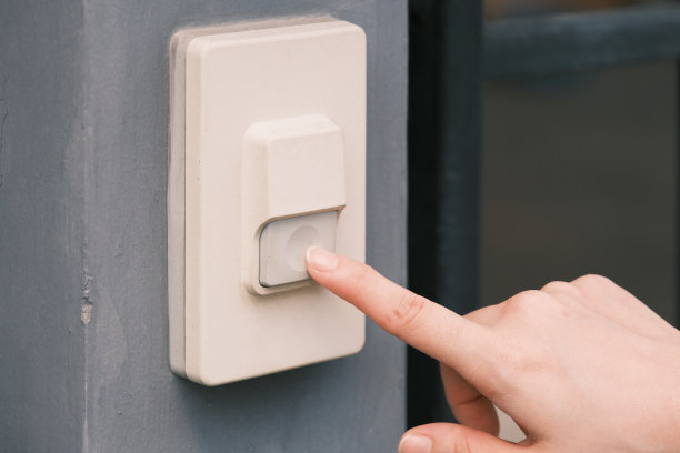 特写女人手手指按着按钮门铃或蜂鸣器回家图片下载