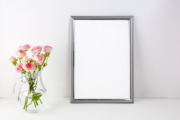 Placeit-Silver框架模型与粉红玫瑰在玻璃图片下载