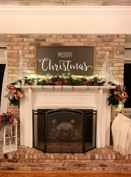 白色壁炉上方自制的“圣诞快乐”标志，为2020年在家里度过一个温暖的圣诞节图片下载