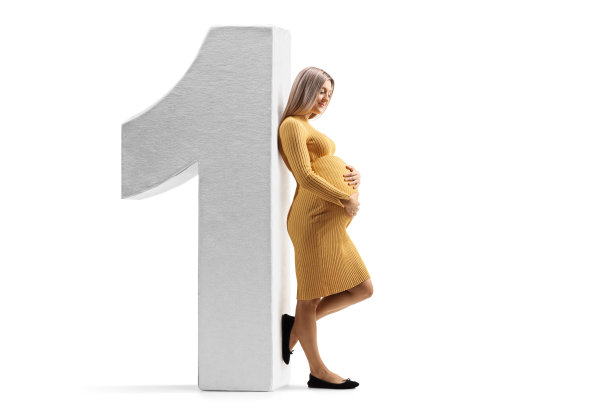 一名孕妇靠在大号大号上的全身照图片下载