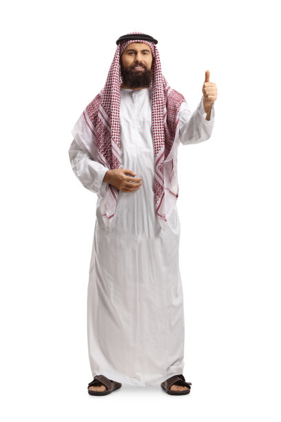 一名沙特阿拉伯男子的全身画像，他穿着传统长袍，打着一个竖起大拇指的手势图片下载