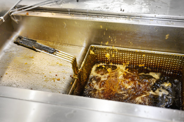 油腻的油锅，溅着滚烫的油。高质量的照片图片下载