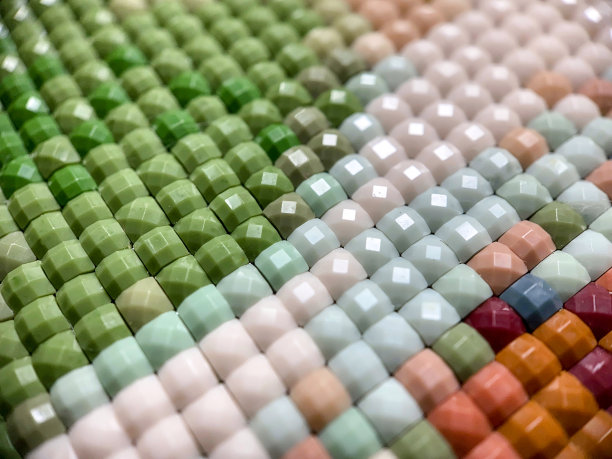 特写，五颜六色的方形菱形刺绣鲜艳夺目。业余爱好和娱乐。图片下载