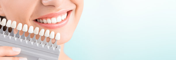 美丽的微笑和洁白的牙齿，一个年轻女子。图片下载