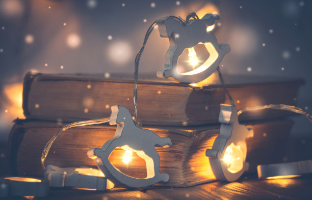 旧书和传统的圣诞装饰图片下载