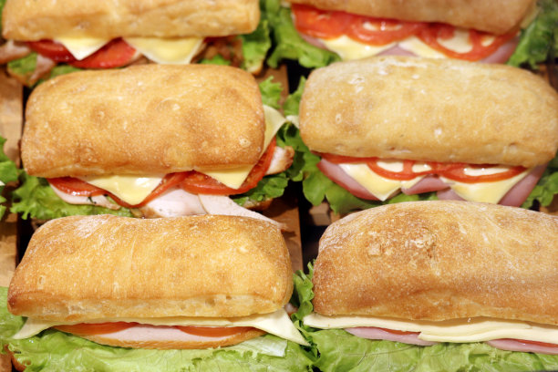 奶酪，培根，西红柿和沙拉三明治图片下载