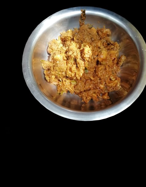 美味的椰子咖喱鸡在碗孤立在黑色的背景图片下载