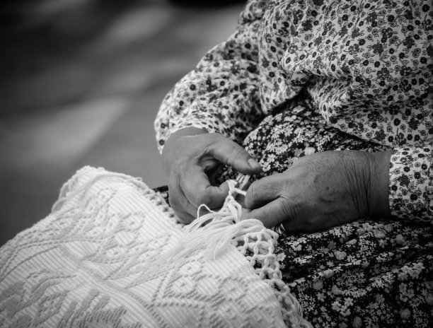 老太太用手编花边图片下载