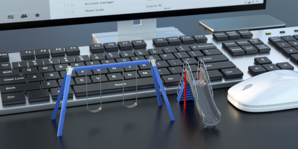 操场滑块和秋千设置在办公桌上，电脑键盘和屏幕背景。网上孩子好玩的概念。三维演示图片下载