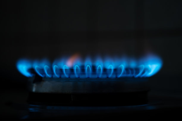 蓝色火焰气体在黑暗中。气体交换。天然气关闭图片下载