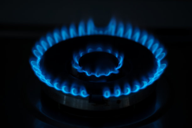 蓝色火焰气体在黑暗中。燃烧煤气，煤气炉燃烧器图片下载
