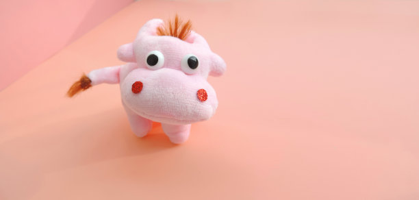 可爱的软粉色公牛雕像。贺年贺卡的免费复制空间的文字。中国牛年，生肖符号2021年图片下载