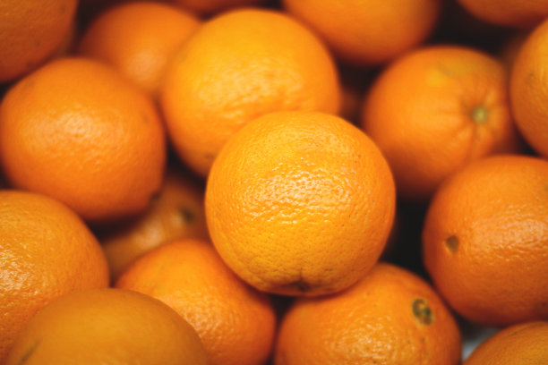 新鲜的橙子纹理。一堆新鲜橙子上市，一堆橙子。一堆新鲜橙子作为背景。橙色水果背景图片下载