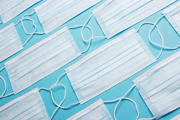 医用卫生防护口罩，蓝色背景。一次性医用口罩可预防冠状病毒、污染、病毒、流感图片下载
