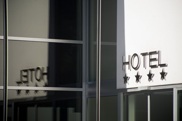 四星级酒店的招牌，映在门口。图片下载