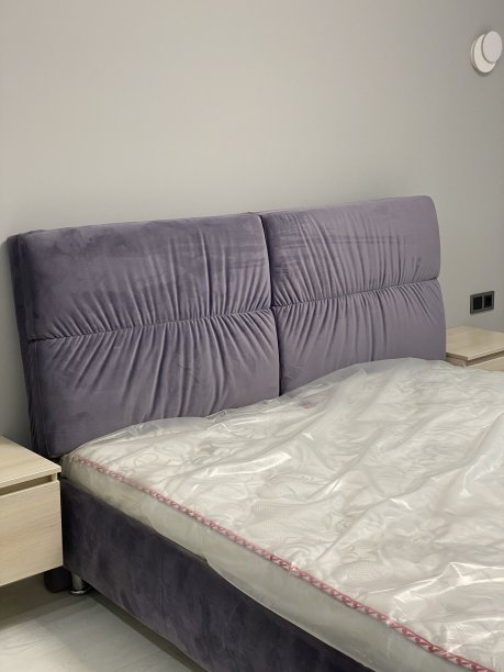 卧室内部有一张紫罗兰色的床图片下载