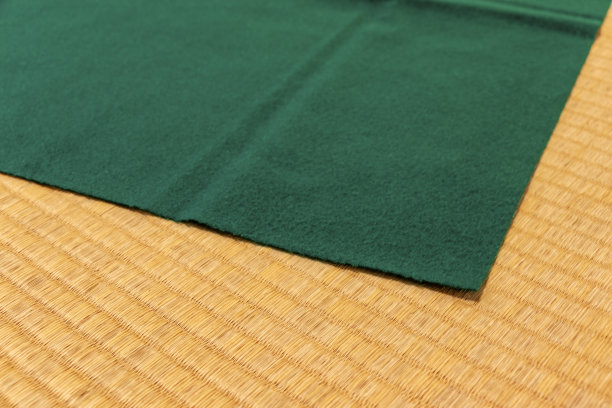 榻榻米上的绿色毛毡图片下载