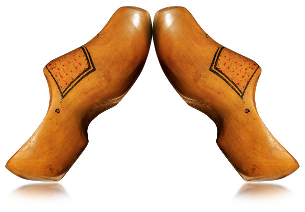 荷兰制造的木屐孤立在白色背景上图片下载