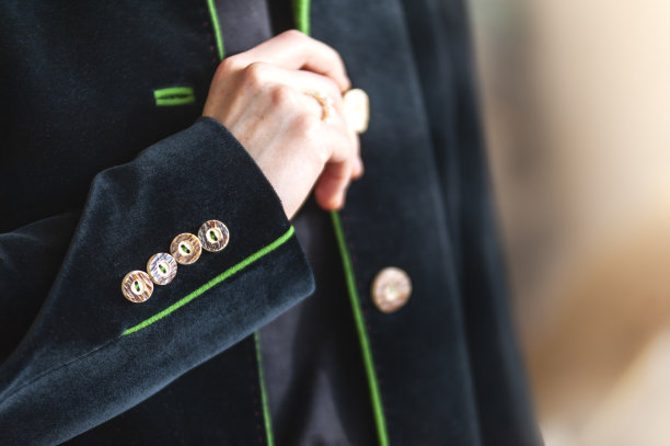 女孩的手在黑色复古天鹅绒外套与4个扣子袖子图片下载