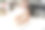 快乐美丽的女人坐在床上，抱着白色的枕头。图片下载