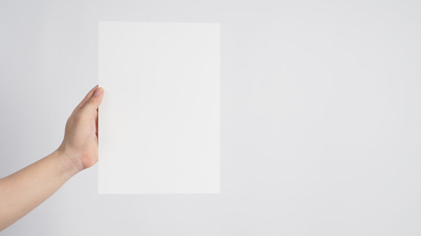 手拿空白的A4纸在白色的背景。图片下载