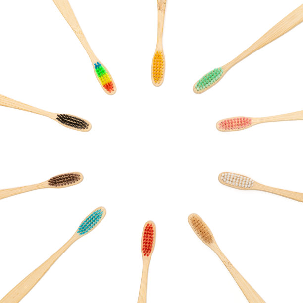 白色背景上的五彩竹制牙刷图片下载
