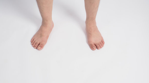 亚洲男性赤脚是孤立的白色背景。图片下载