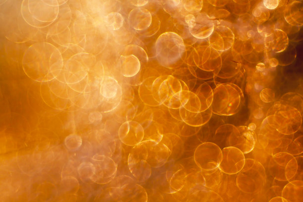 金色的散景模糊了圣诞佳节的灯光，新年的背景图片下载