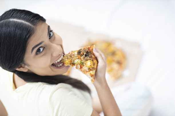 漂亮的年轻女子在家-库存照片图片下载