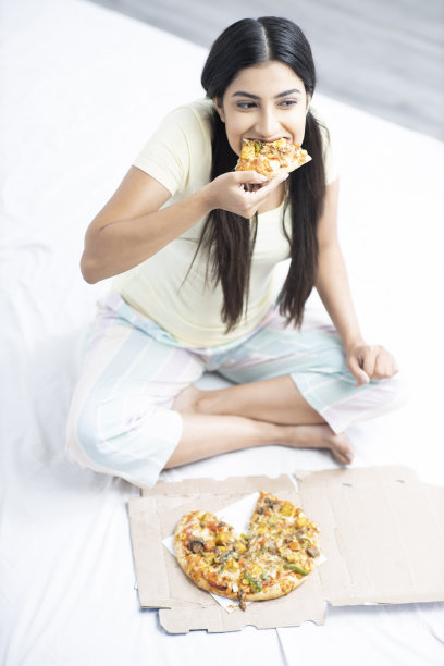 小女孩吃披萨-库存照片图片下载