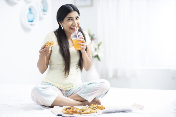 漂亮的年轻女子在家-库存照片图片下载