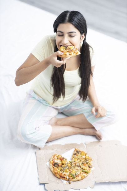 漂亮的年轻女子在家-库存照片图片下载